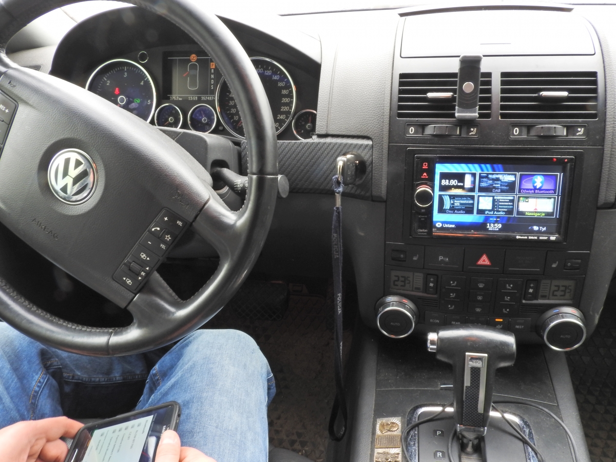 VW Tuareg Clarion NX 404.jpg